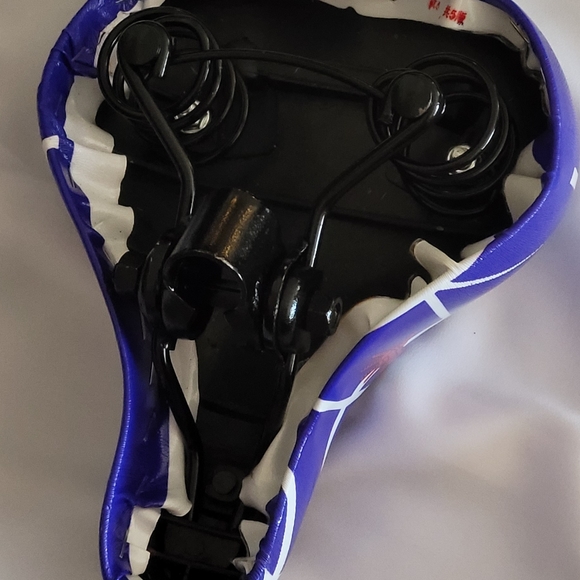 Brand new bike seats - Picture 7 of 8